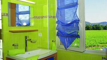 Een haardroger, handdoeken, toiletpapier