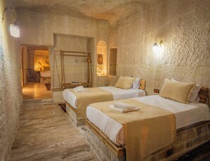 Superior Room, Courtyard View | Individually decorated, soundproofing, free WiFi, bed sheets - Sur Cave Hotel (Ürgüp)