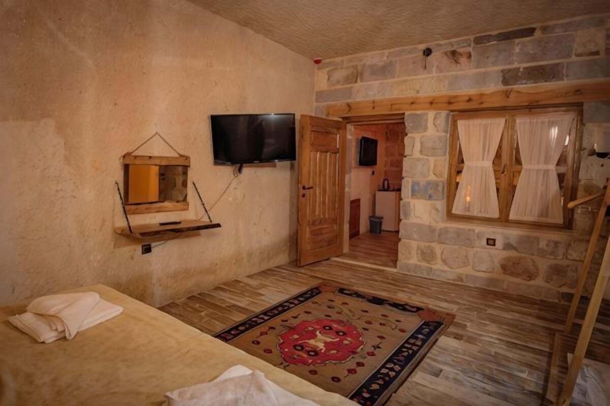 Soundproofing, WiFi (free), individually decorated, bed sheets