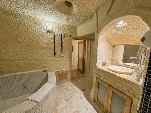 Standard Room, Courtyard View | Individually decorated, soundproofing, free WiFi, bed sheets - Sur Cave Hotel (Ürgüp)