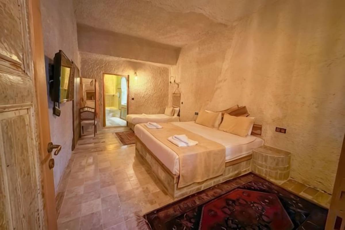Soundproofing, WiFi (free), individually decorated, bed sheets