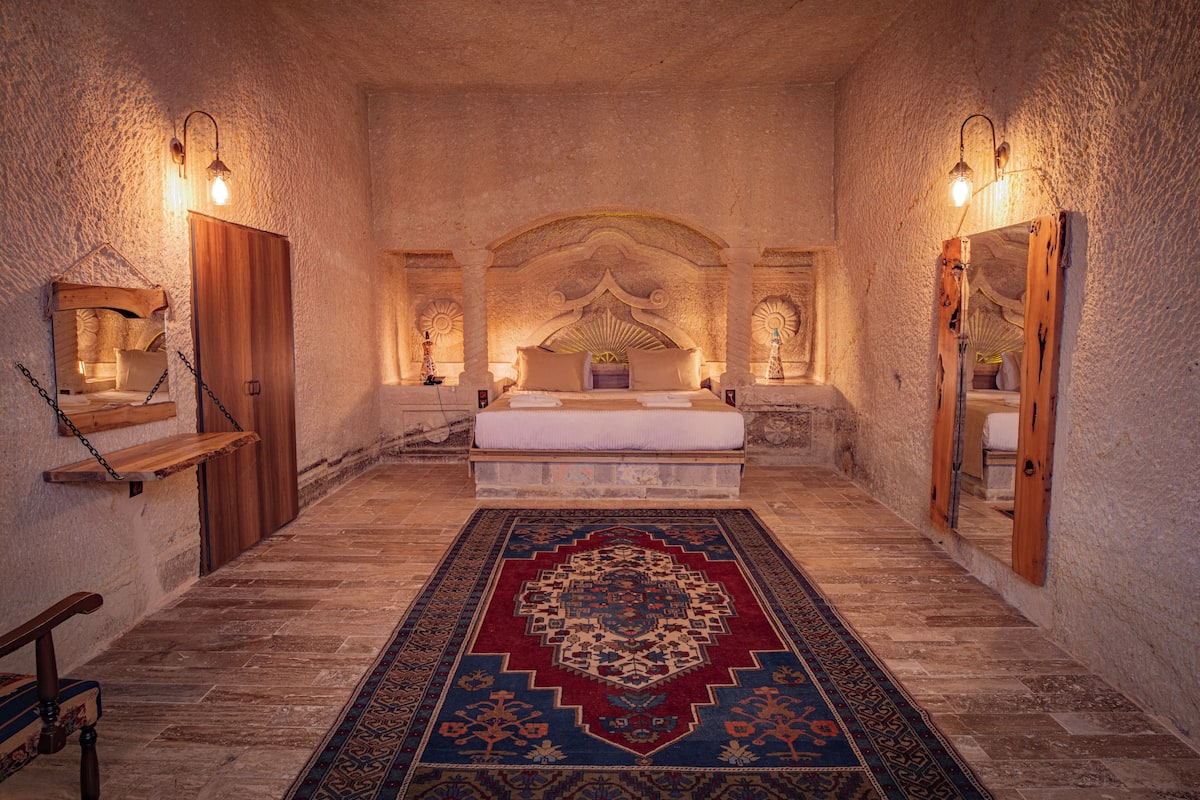 Family Room, Courtyard View | 1 bedroom, individually decorated, soundproofing, free WiFi