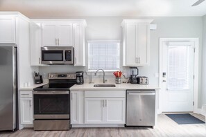 Fridge, microwave, oven, stovetop - Vista Flat - Downtown Pensacola (Pensacola)
