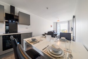 Dining - Porth Ed - 2 Bed House - A two bedroom family base just 5 minutes from the beach (Newquay)