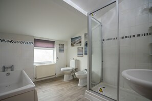 Shower - GLOUCESTER CITY – Birchmore House: 2-Bed Near Centre & Hospital, Sleeps 5 (Gloucester)