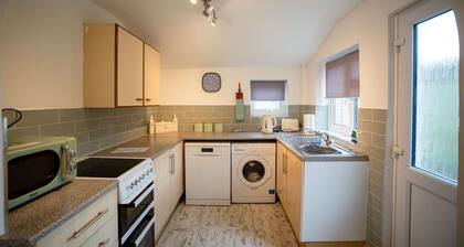 GLOUCESTER CITY – Birchmore House: 2-Bed Near Centre & Hospital, Sleeps 5