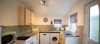 GLOUCESTER CITY – Birchmore House: 2-Bed Near Centre & Hospital, Sleeps 5