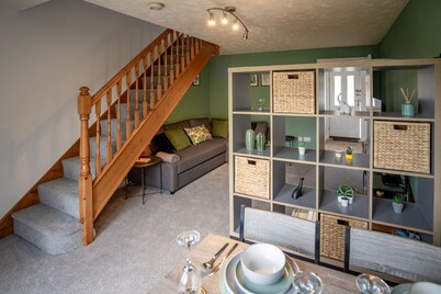 HEREFORD – Woodpecker House: Modern 2 Bed Near Rotherwas With Parking - Sleeps 6