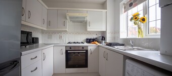 HEREFORD – Woodpecker House: Modern 3-Bed Near Rotherwas, Sleeps 6