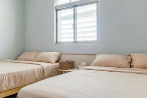 Habitación cuádruple estándar | Cortinas opacas, wifi gratis, ropa de cama