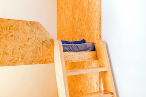 Blackout drapes, free WiFi, bed sheets - Ocean Diary (Lyudao)