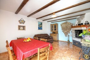 Smart TV y chimenea 