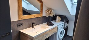 Dusche, Haartrockner, Handtücher