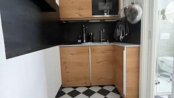 Fridge, oven, stovetop, cookware/dishes/utensils