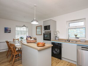 Dishwasher, electric kettle, cookware/dishes/utensils - Gwen Y Wawr (Pwllheli)