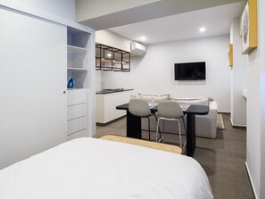 1 室のベッドルーム、デスク、アイロン / アイロン台、WiFi (無料)