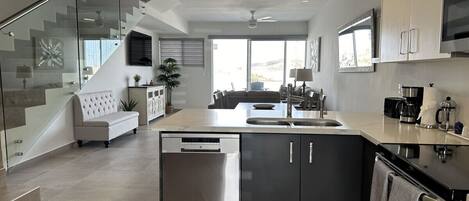 Réfrigérateur, micro-ondes, four, plaque de cuisson