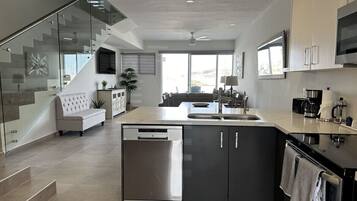 Réfrigérateur, micro-ondes, four, plaque de cuisson