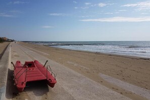 På stranden