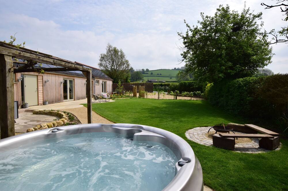 The Cow Byre - beautiful barn conversion in the South Cotswolds sleeping 6 guests