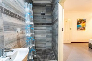 Standard Double Room, Garden View | Bathroom