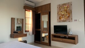 Villa Cathy | Soundproofing, free WiFi, bed sheets - Baliem Villa (Jimbaran)
