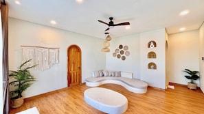 Executive Suite | Living area | 64-inch LED TV with cable channels - Baliem Villa (Jimbaran)