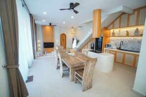Executive Suite | Private kitchen | Stovetop, rice cooker, cookware/dishes/utensils, dining tables - Baliem Villa (Jimbaran)