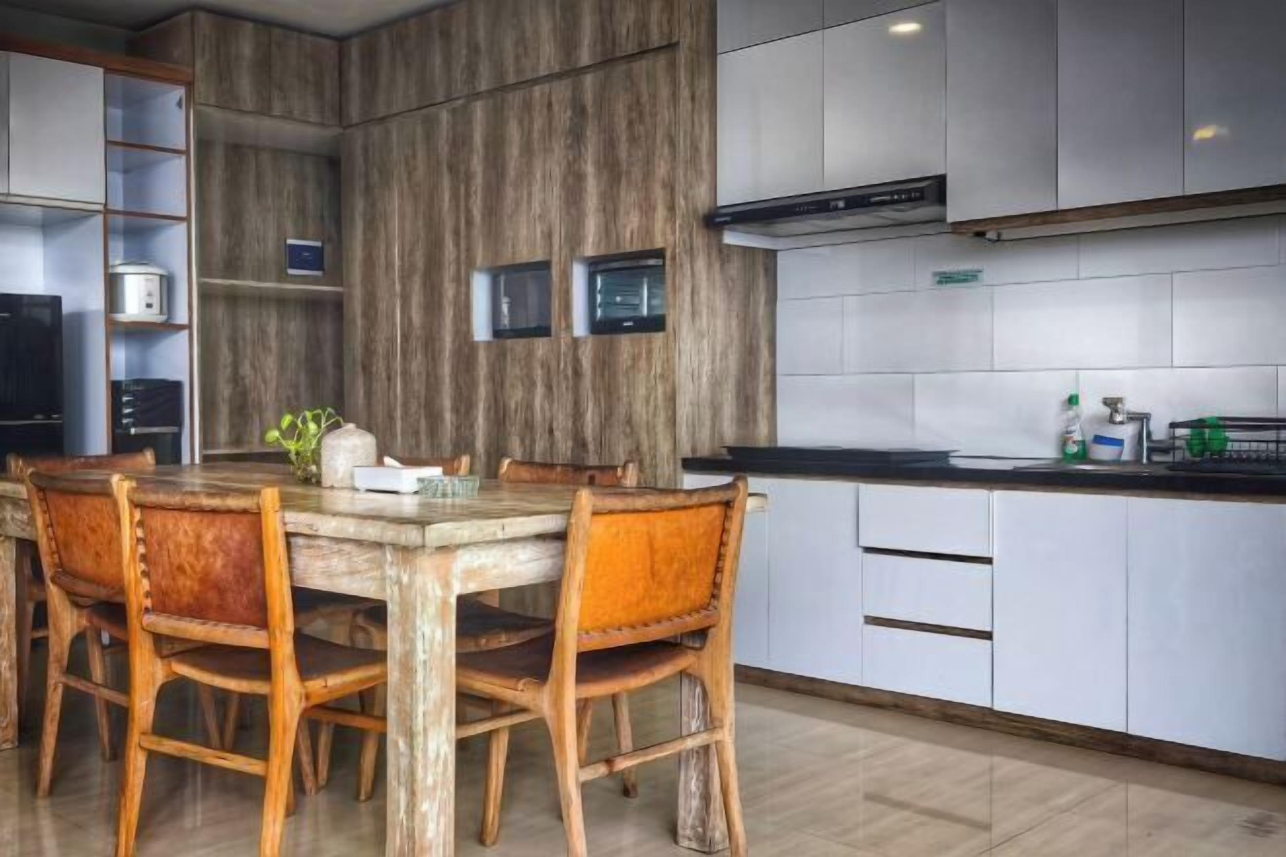 Private kitchen | Stovetop, rice cooker, cookware/dishes/utensils, dining tables