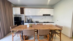 Villa Bradley | Cozinha privada | Cooktop, panela elétrica de arroz, talheres/pratos/utensílios de cozinha