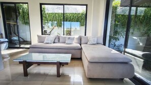 基本客房, 3 間臥室, 城市景 | 私人廚房 | 爐具、電飯煲、廚房用具/餐具/器皿、餐桌