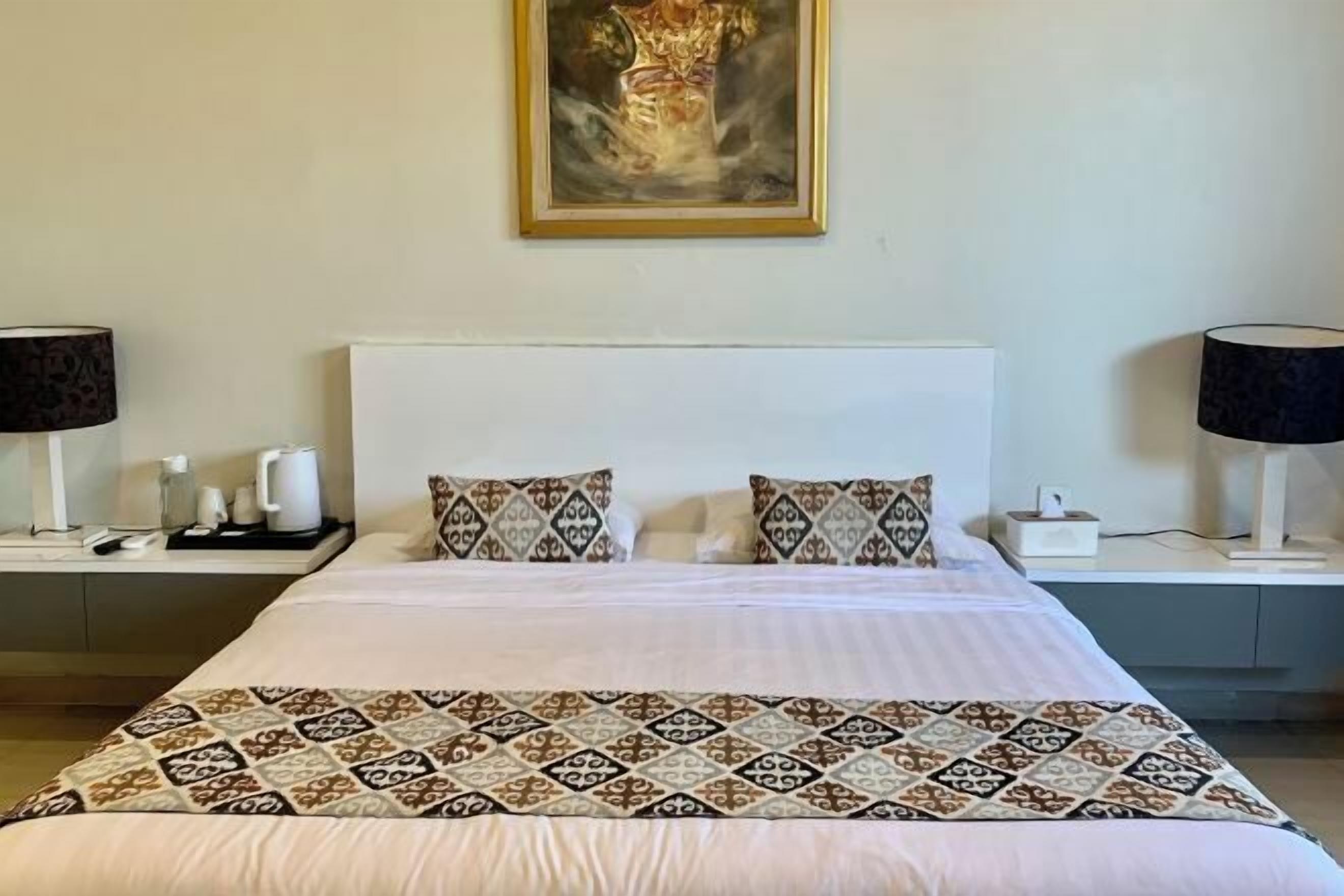 Soundproofing, free WiFi, bed sheets