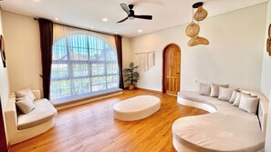 行政套房 | 客廳 | 64 吋LED 電視連有線電視頻道