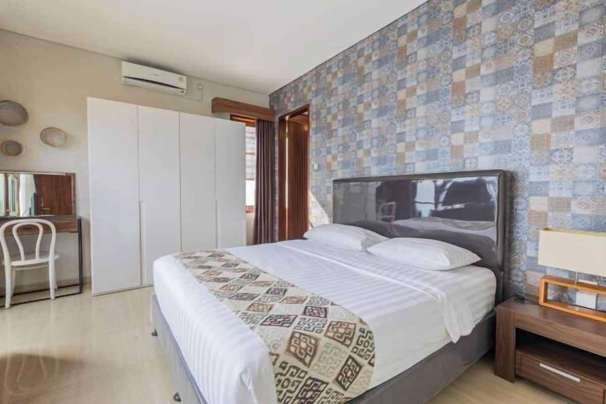 3 bedrooms, soundproofing, free WiFi, bed sheets