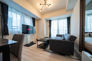 Apartamento Business | Zona de estar | Una televisión de pantalla plana