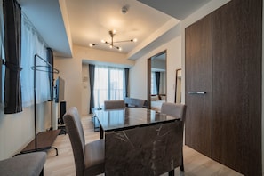 Business Apartment | Living area | Flat-screen TV