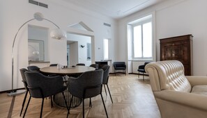 Apartment (4 Bedrooms) | Dining