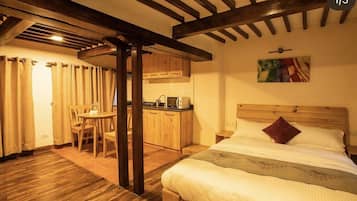 Traditional Studio, Courtyard View | Desk, free WiFi, bed sheets