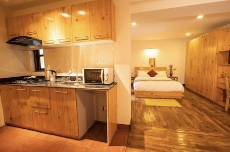 Escritorio, wifi gratis y ropa de cama