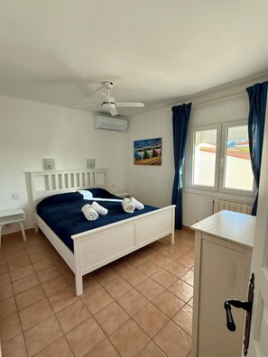 2 Schlafzimmer, Schreibtisch, Bügeleisen/Bügelbrett, Reisekinderbett