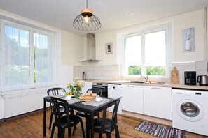 Micro-ondes, plaque de cuisson, lave-vaisselle, cafetière/bouilloire