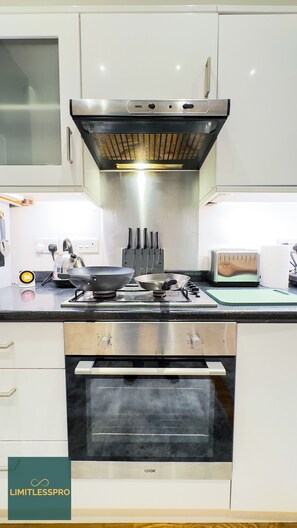 Geladeira, micro-ondas, cooktop, torradeira