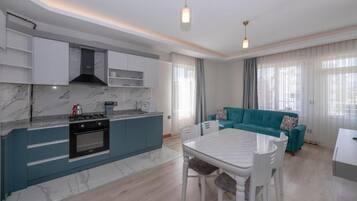 Suite Deluxe, 1 chambre, vue partielle sur la mer | Coin séjour