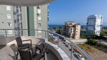 Suite Deluxe, 1 chambre, vue partielle sur la mer | 1 chambre, coffres-forts dans les chambres, fer et planche à repasser