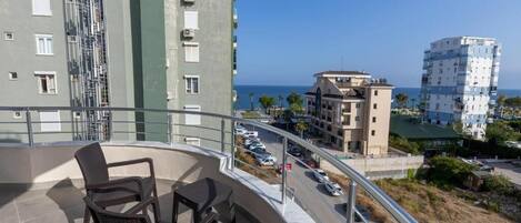 Suite Deluxe, 1 habitación, vista parcial al mar | 1 habitación y caja de seguridad en la habitación