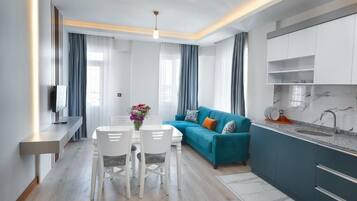 Suite Deluxe, 1 habitación, vista parcial al mar | Área de sala de estar