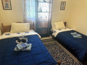 2 habitaciones, tabla de planchar con plancha, wifi y ropa de cama