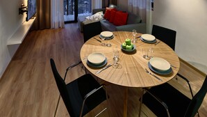 Apartment, 2 Schlafzimmer, Balkon, Gartenblick | Speisen
