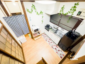 Réfrigérateur, micro-ondes, plaque de cuisson, bouilloire électrique