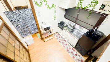 冷蔵庫、電子レンジ、コンロ、電気ポット